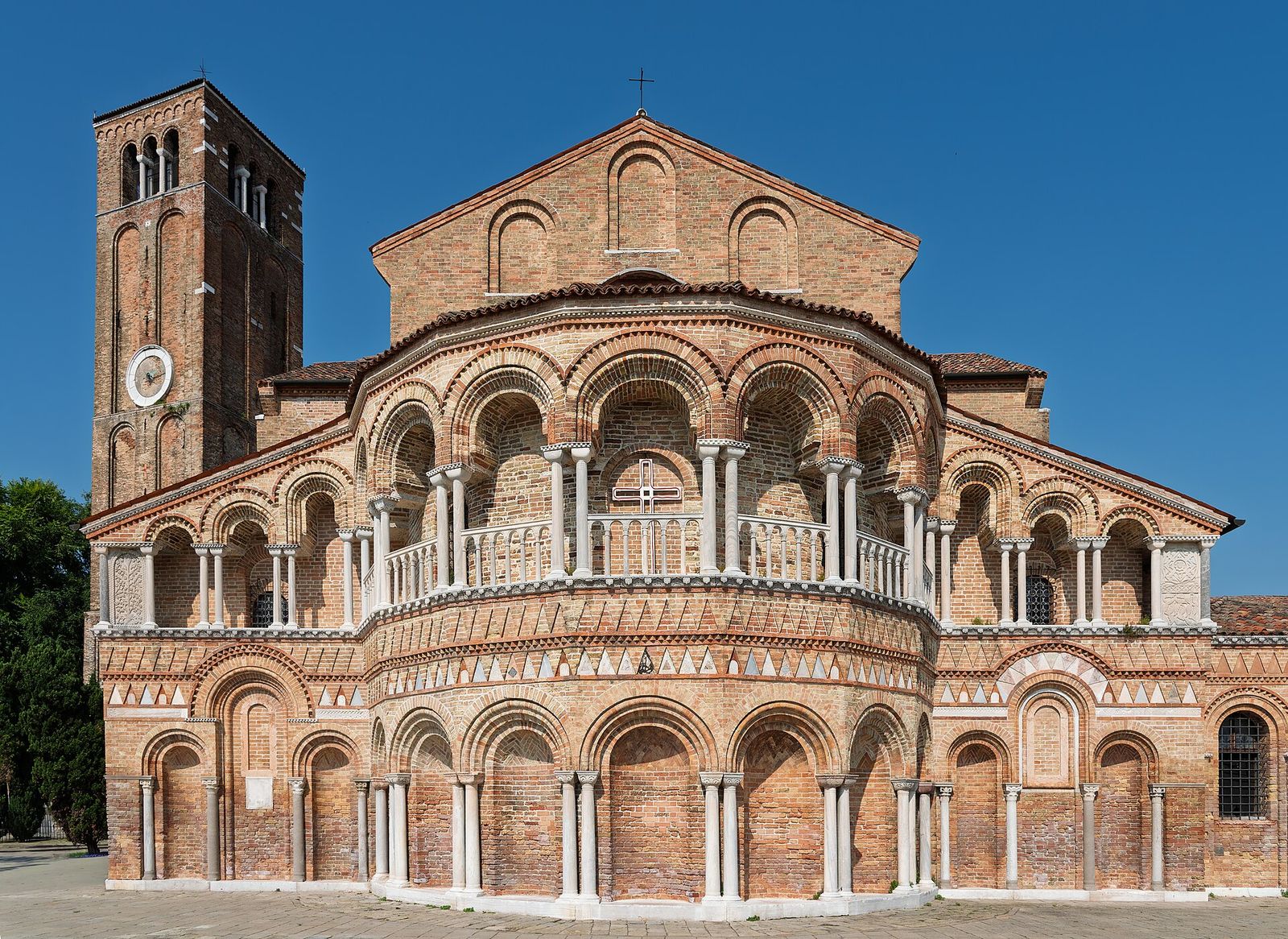 L’abside ad arcate in mattoni della basilica dei Santi Maria e Donato a Murano, con il campanile a sinistra