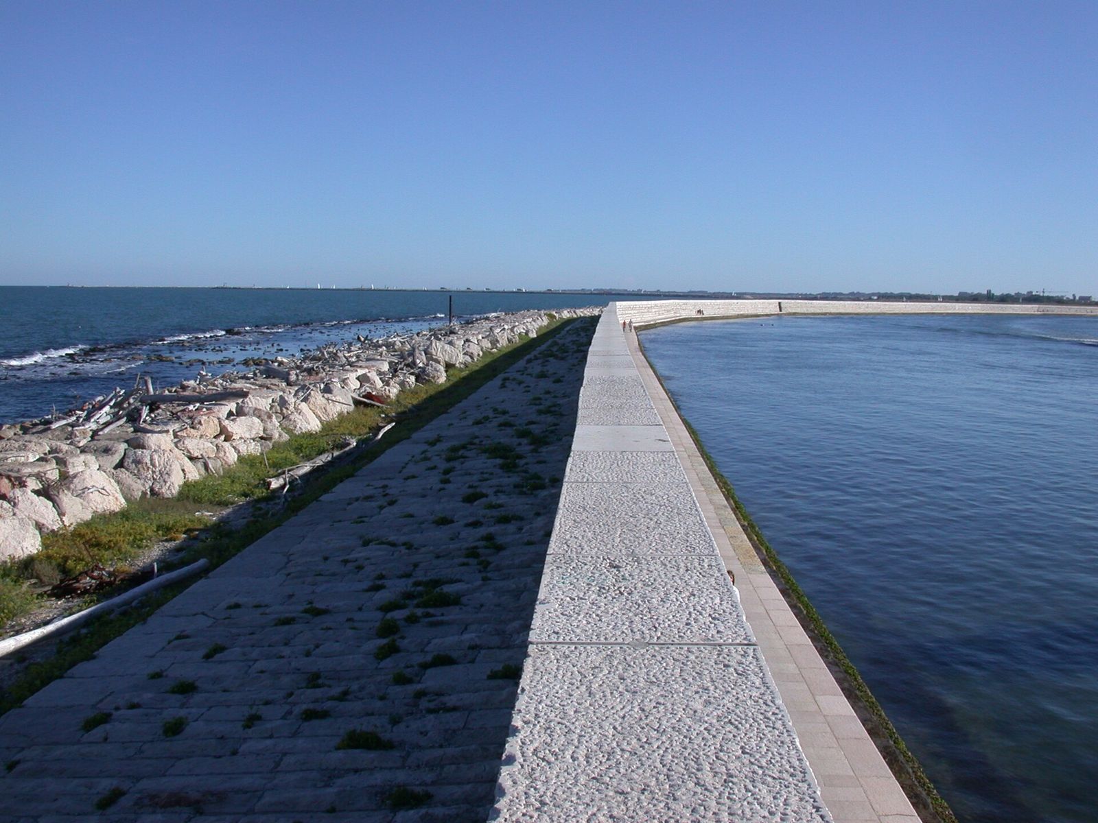 I murazzi, la diga in pietra del Settecento a Pellestrina, con l’Adriatico che si infrange sugli scogli